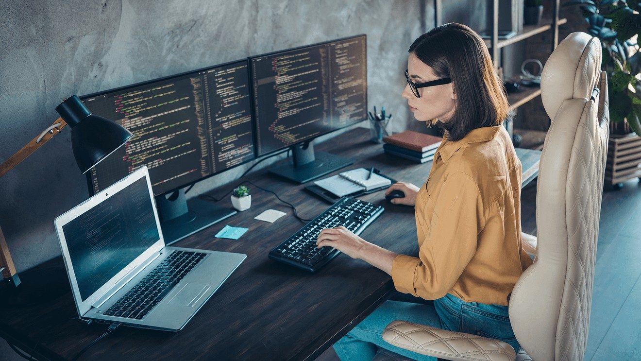 Femeile cuceresc cariera tech în 2025 cu noi programe de training